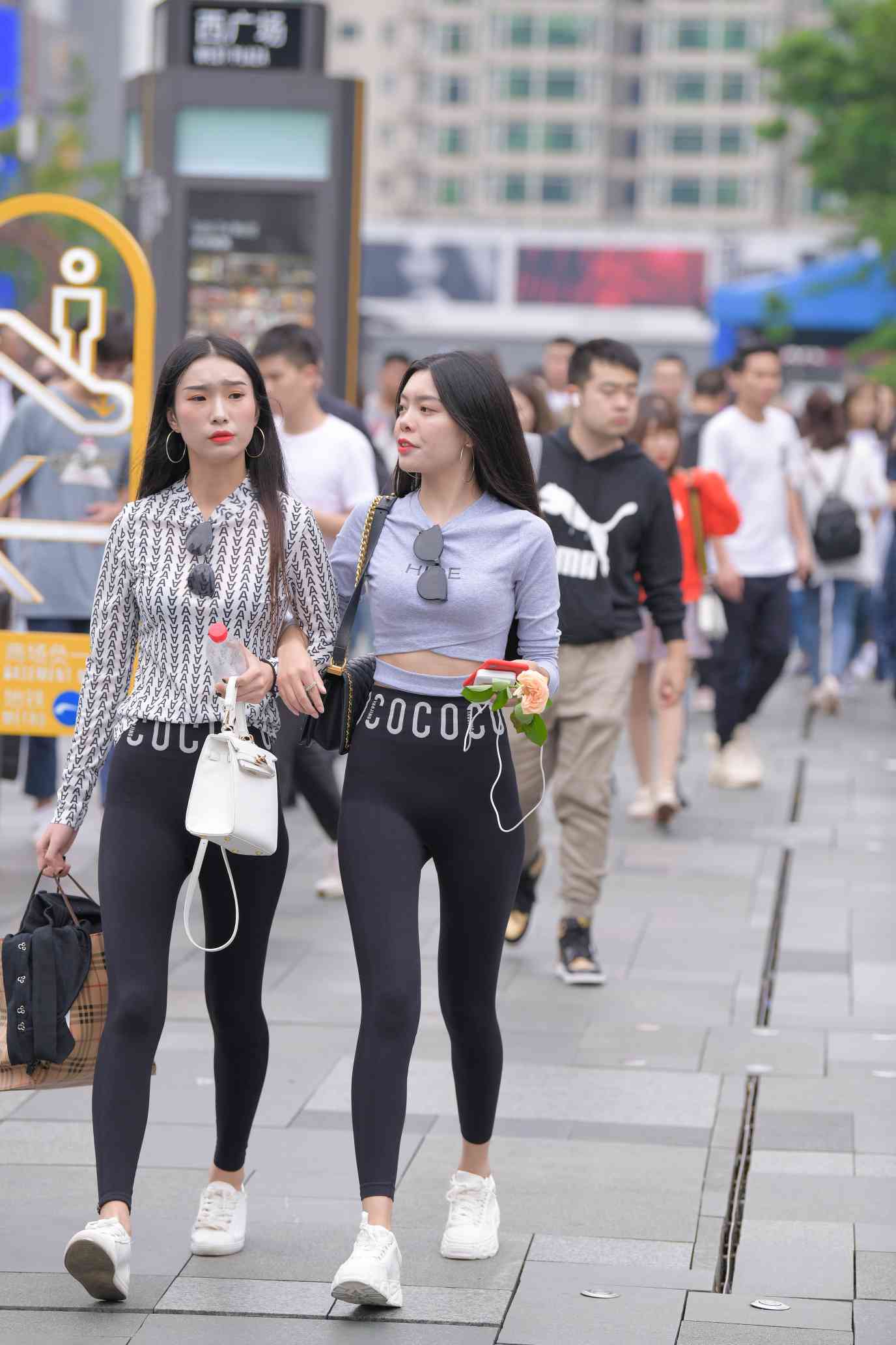 图片[2]-【免费】逛街的两个瑜伽裤姑娘【40P】04030-影集库
