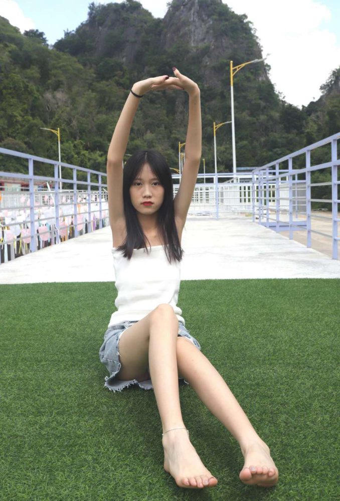 坐在草地上的长发女孩【172P】20012-影集库