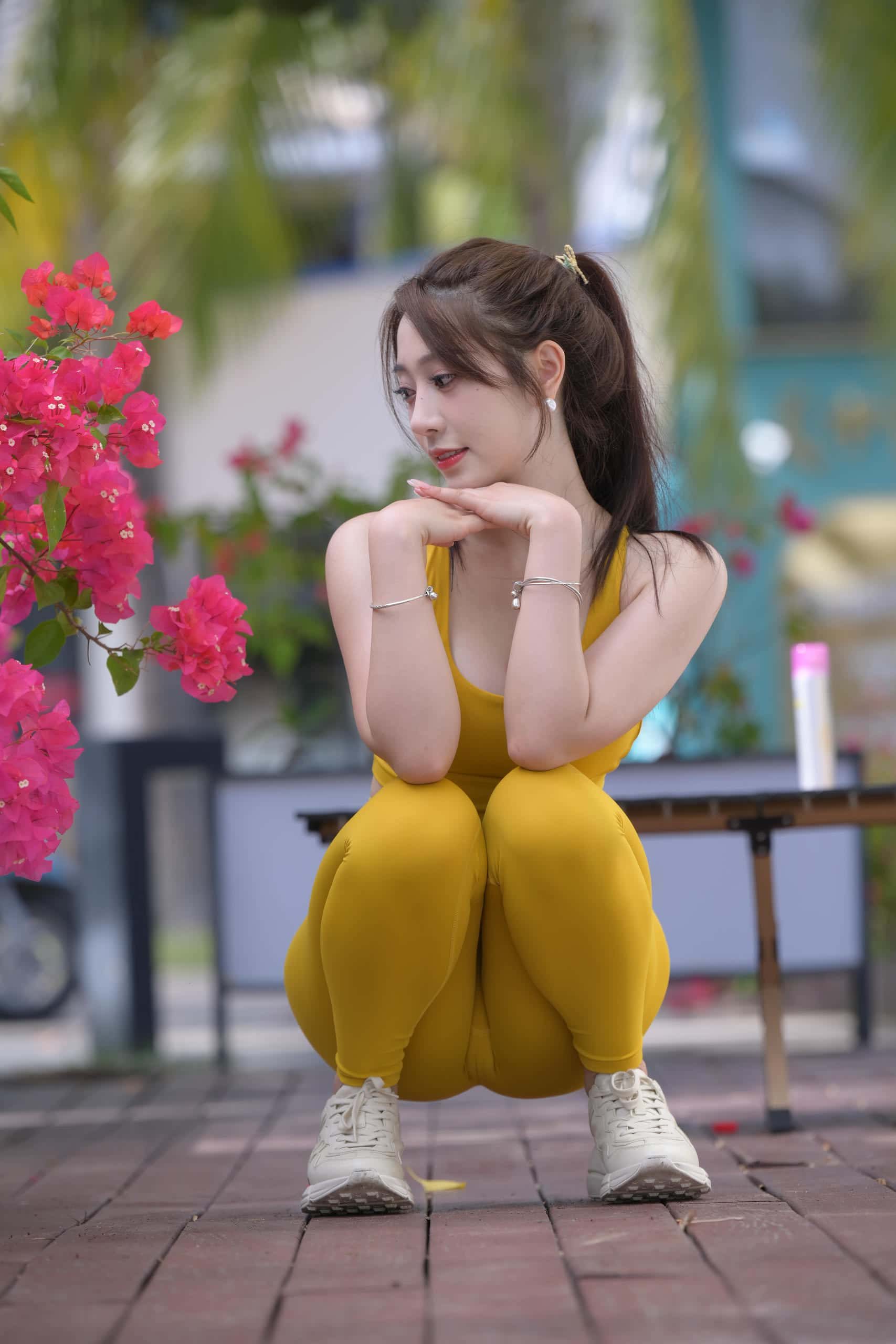 图片[1]-长相甜美的瑜伽裤女孩【695P】DM6305-影集库