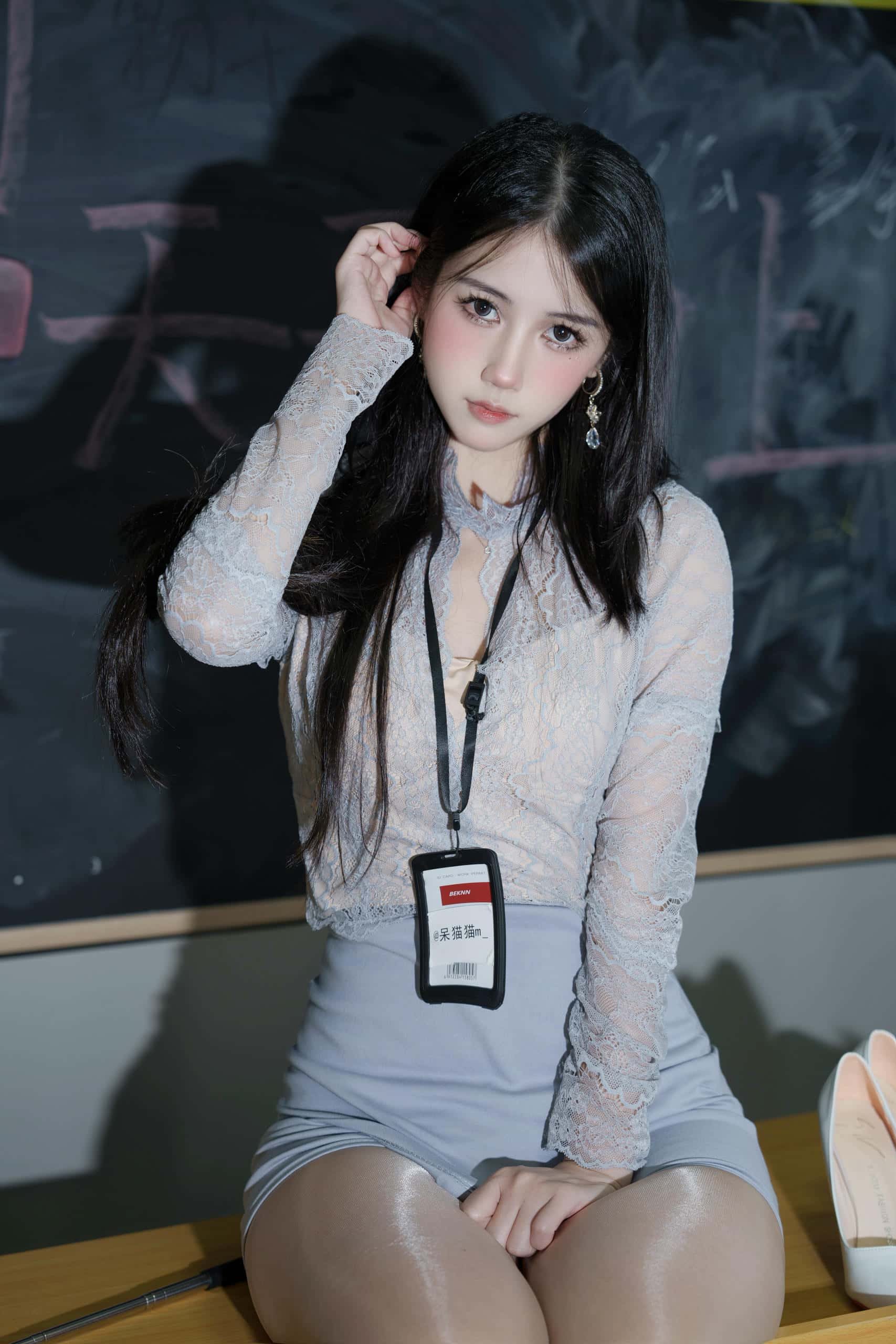 图片[2]-穿亮色丝袜高跟鞋的美女老师【49P】P50212-影集库