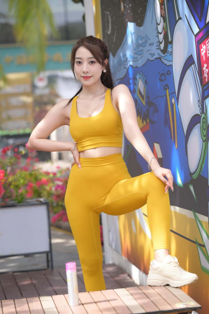 长相甜美的瑜伽裤女孩【695P】DM6305-影集库