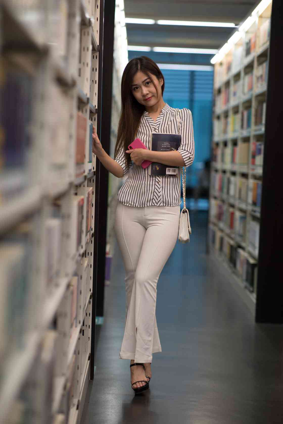 图片[5]-逛书店的白色紧身裤女孩【450P】04040-影集库