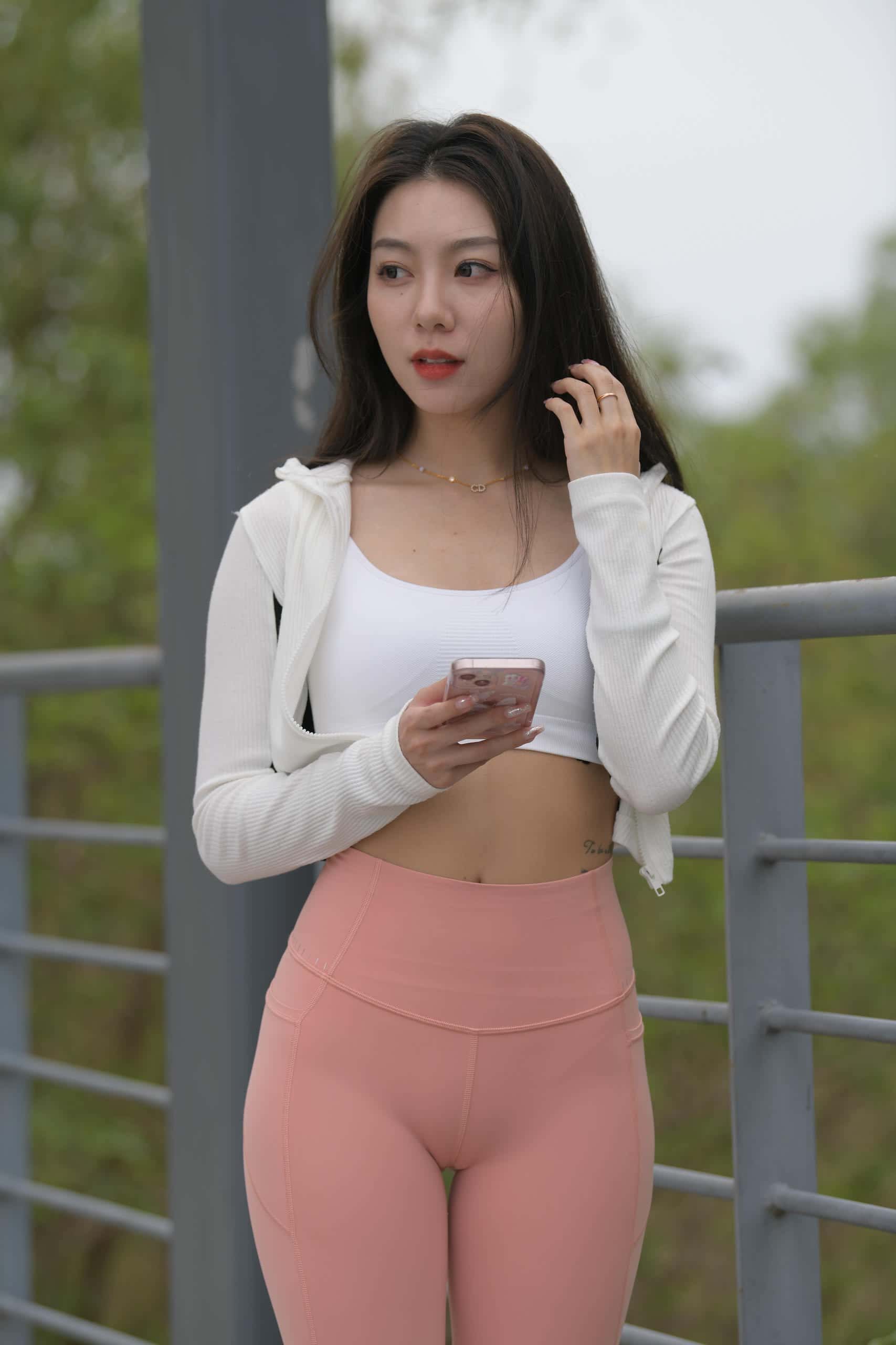 图片[3]-粉色瑜伽裤长发女孩【673P】J3373-影集库