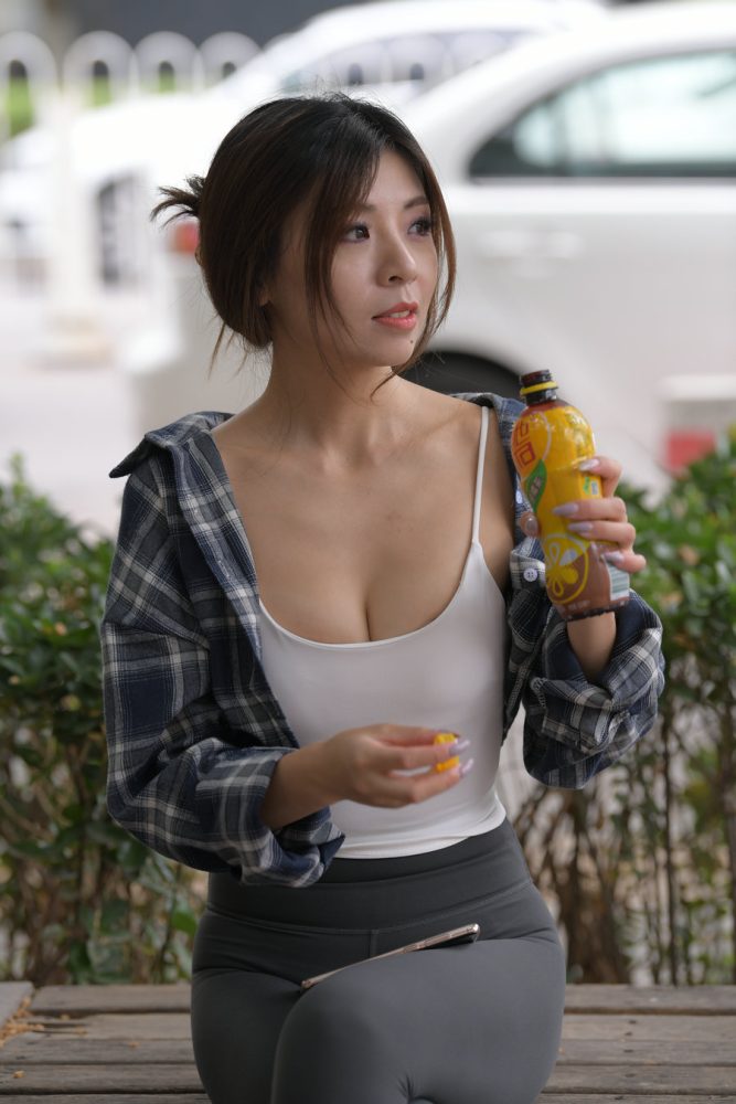 喝饮料的瑜伽裤女孩J2242 383P1V-17.5GB-影集库
