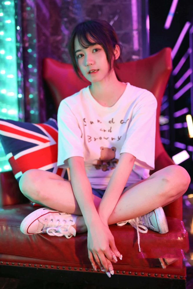KTV里唱歌的长腿帆布鞋女孩【102P】J2002-影集库