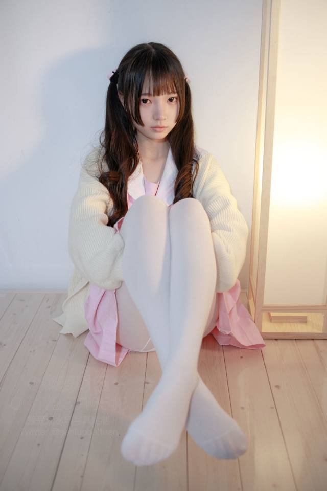 好像有什么心事的白丝双马尾女孩【59P】20022-影集库