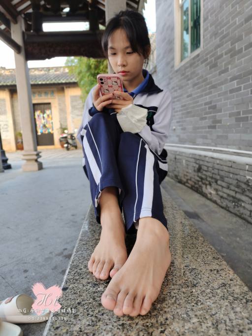 【免费】专心致志玩手机的女孩【42P】20028-影集库