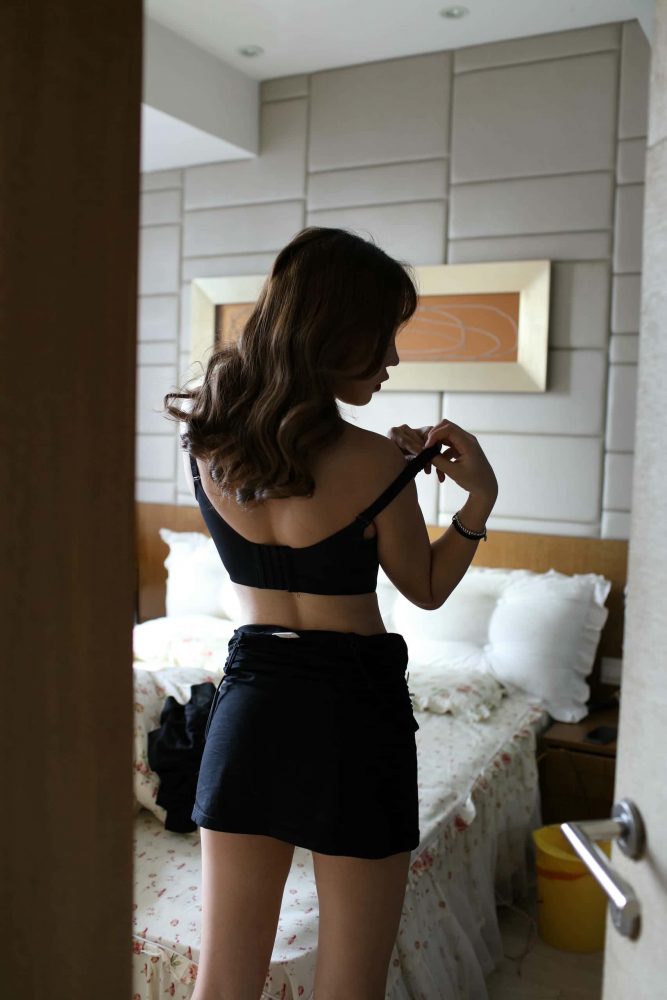 穿黑色紧身裙柔情似水的女孩【329P】000062-影集库