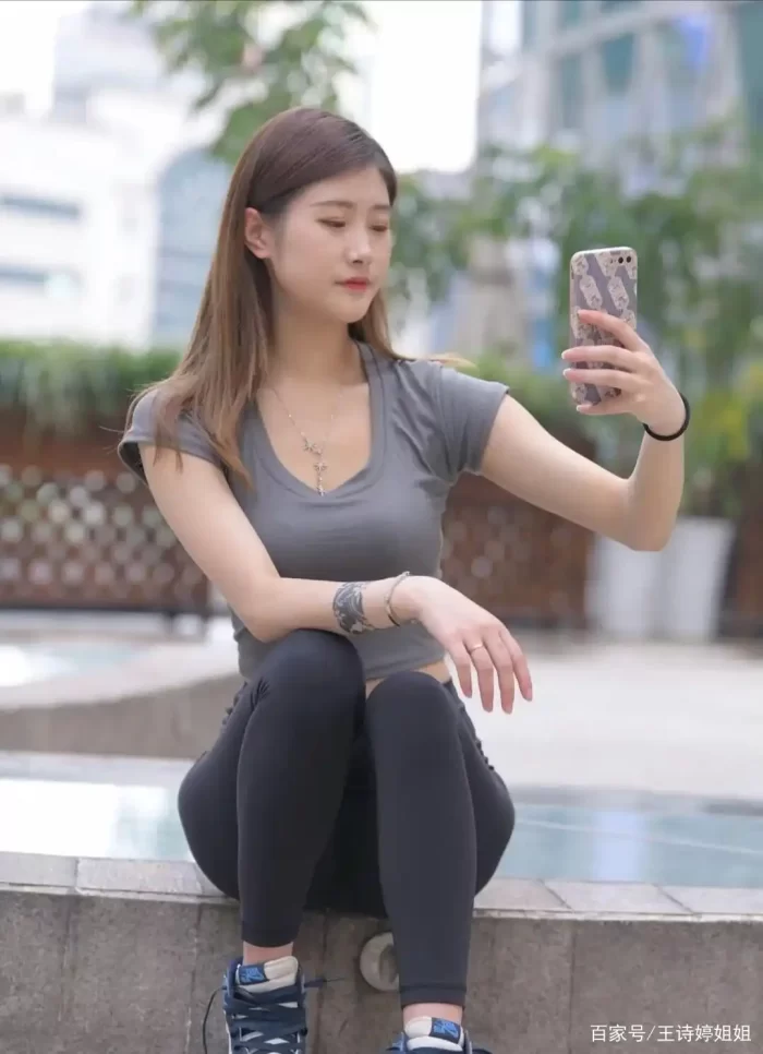 图片[2]-有小虎牙非常甜美的瑜伽裤女孩-影集库