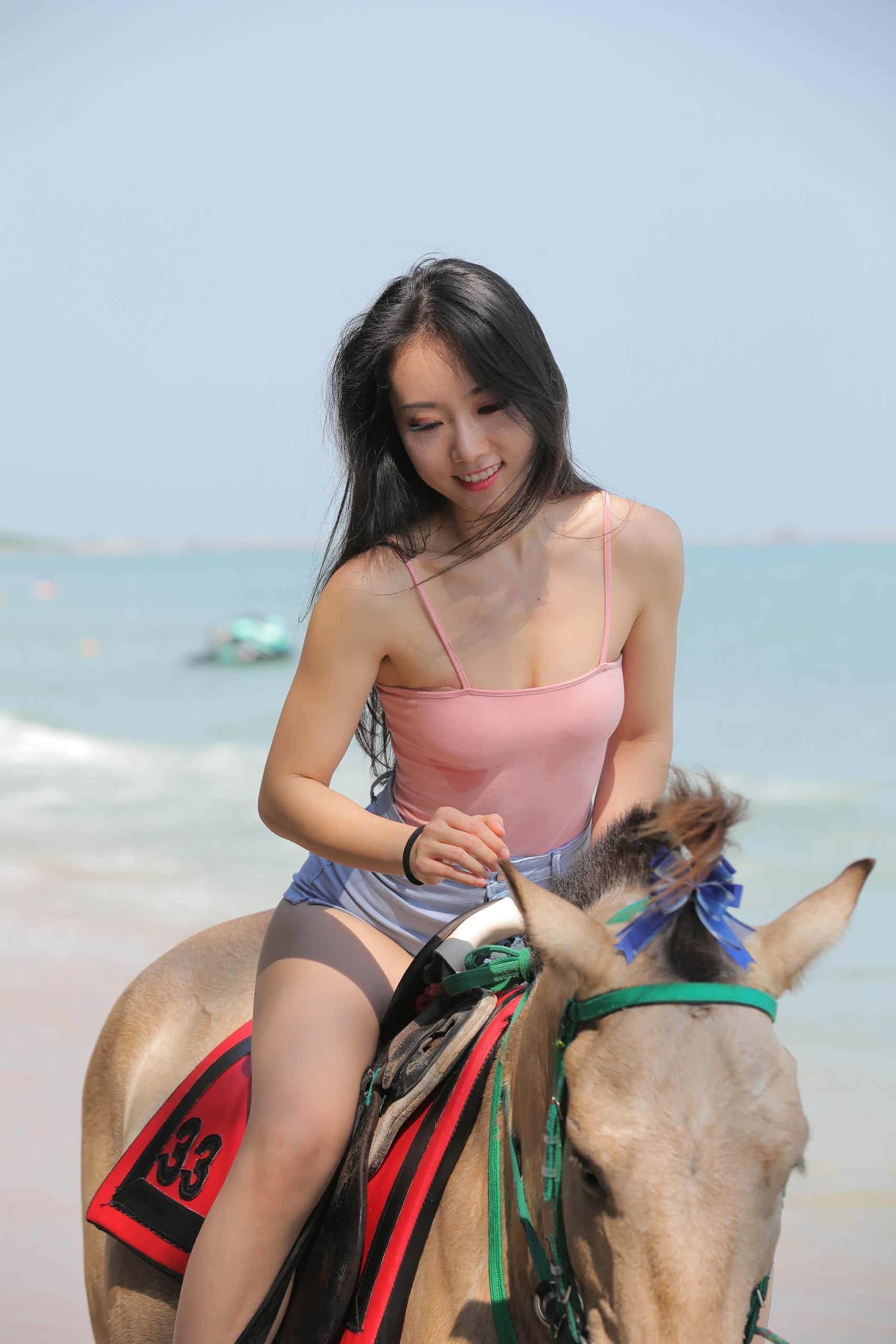 图片[2]-海边练习骑马的热裤女孩【348P】J4187-影集库