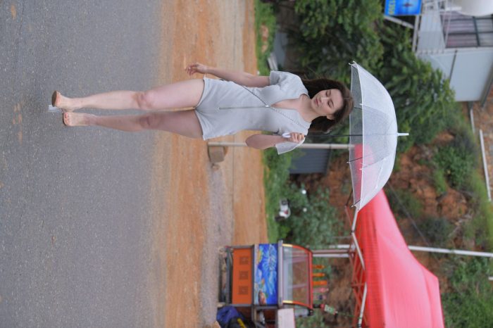 阴雨天在海边骑车的长发女人【156P】00044-影集库