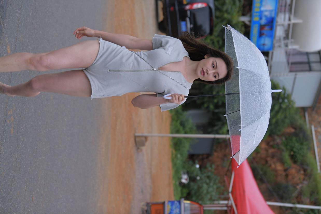 图片[5]-阴雨天在海边骑车的长发女人【156P】00044-影集库