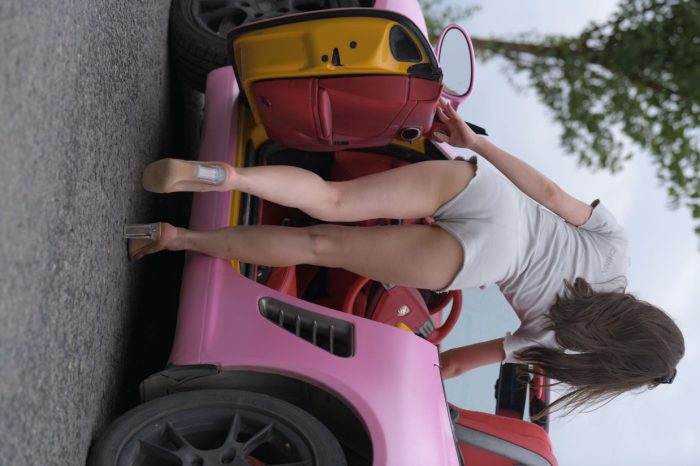 在海边开跑车的连衣短裤女孩【390P】00030-影集库