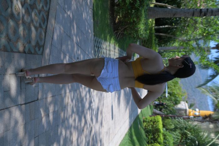 在海南度假的紧身白色短裤女孩【202P】00033-影集库