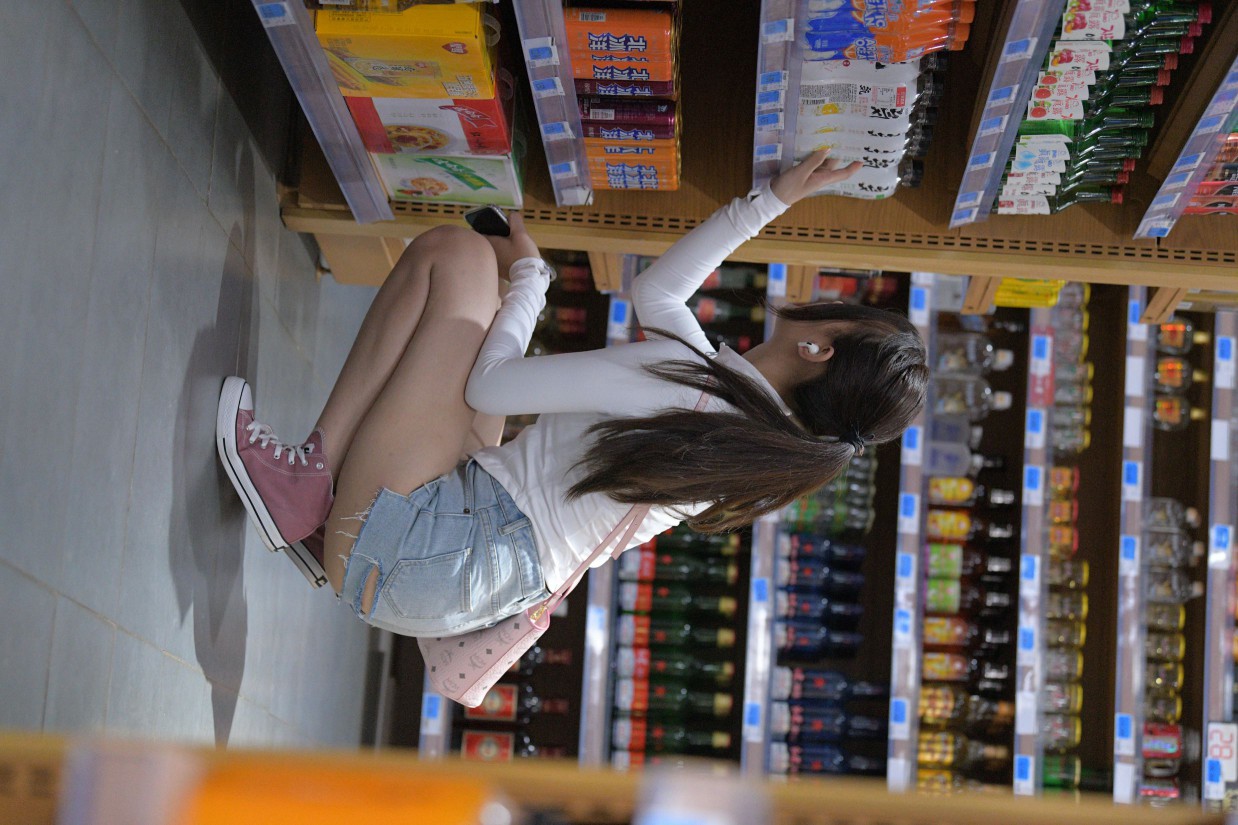 图片[5]-紧身牛仔短裤骑自行车的漂亮女孩【588P】00053-影集库