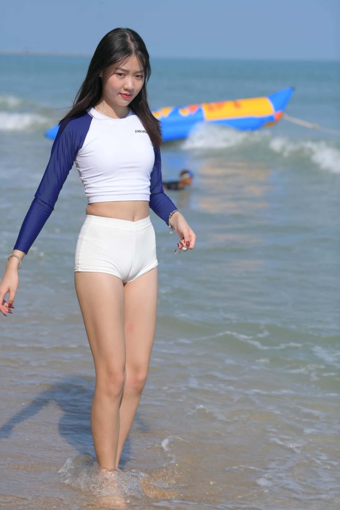 海边玩耍的蓝白上衣热裤女孩【161P】J0848-影集库