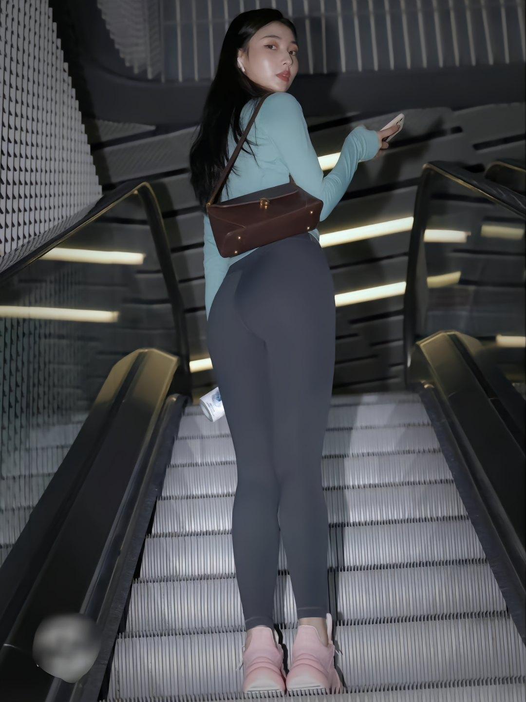 图片[1]-晚上逛商场的瑜伽裤漂亮女孩J2244 225P2V-15.1GB-影集库