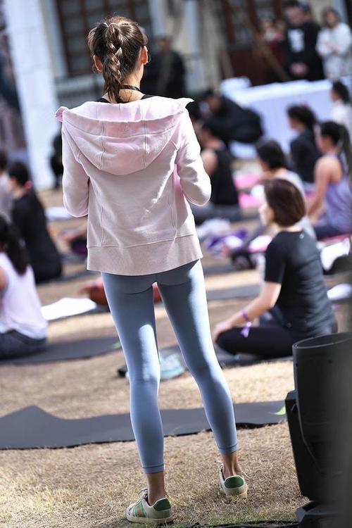 图片[2]-在广场看热闹的瑜伽裤女人-影集库