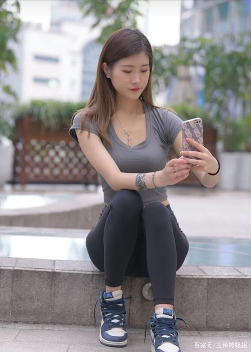 有小虎牙非常甜美的瑜伽裤女孩-影集库