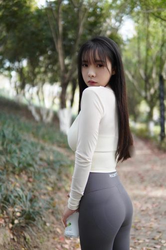 图片[9]-穿瑜伽裤爬山的长发少女-影集库