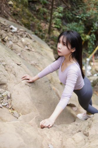 图片[8]-穿瑜伽裤爬山的长发少女-影集库