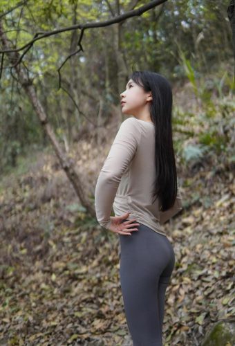 图片[5]-穿瑜伽裤爬山的长发少女-影集库