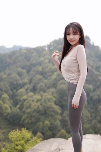 图片[3]-穿瑜伽裤爬山的长发少女-影集库