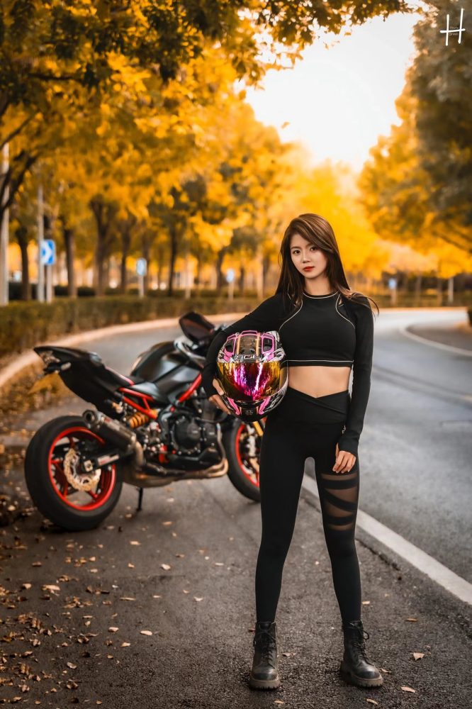 骑摩托车的瑜伽裤美女身材太好了！-影集库