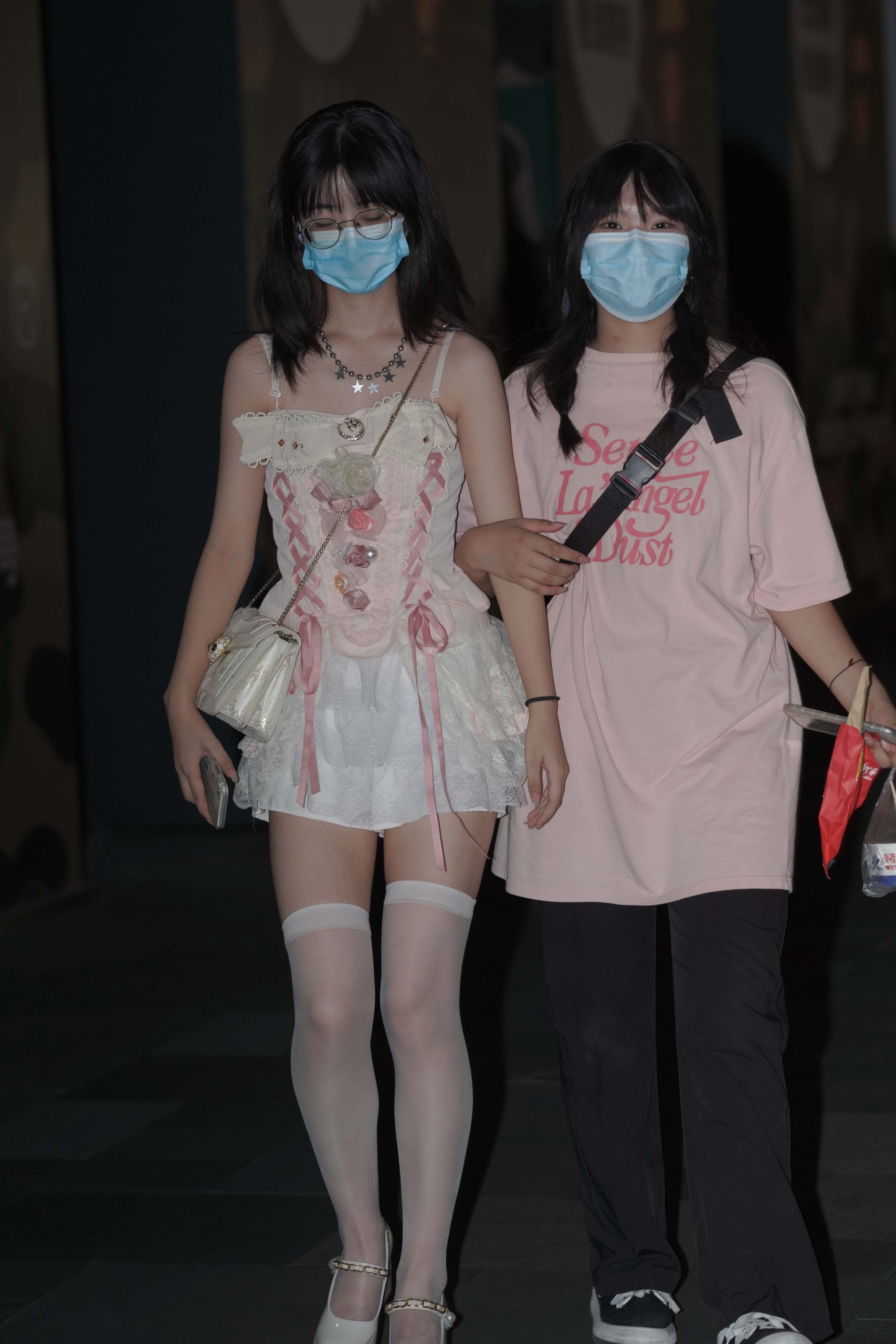 图片[1]-正在逛街的粉色连衣裙妹子【76P】YA6443-影集库