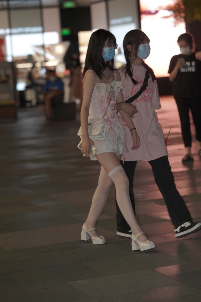 正在逛街的粉色连衣裙妹子【76P】YA6443-影集库