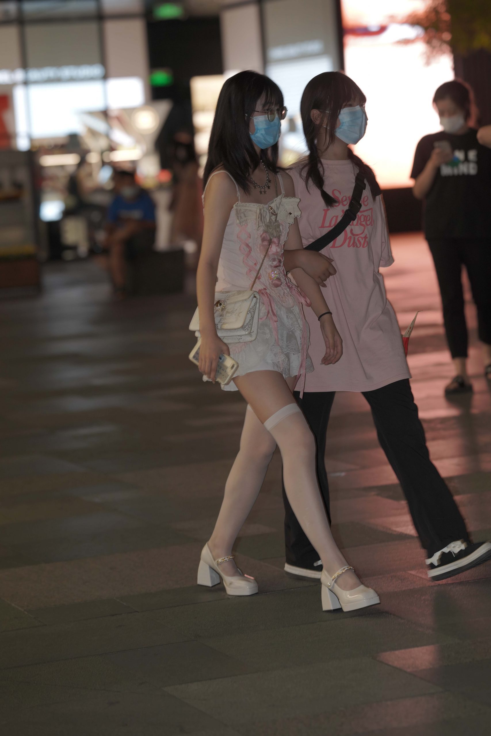 图片[2]-正在逛街的粉色连衣裙妹子【76P】YA6443-影集库