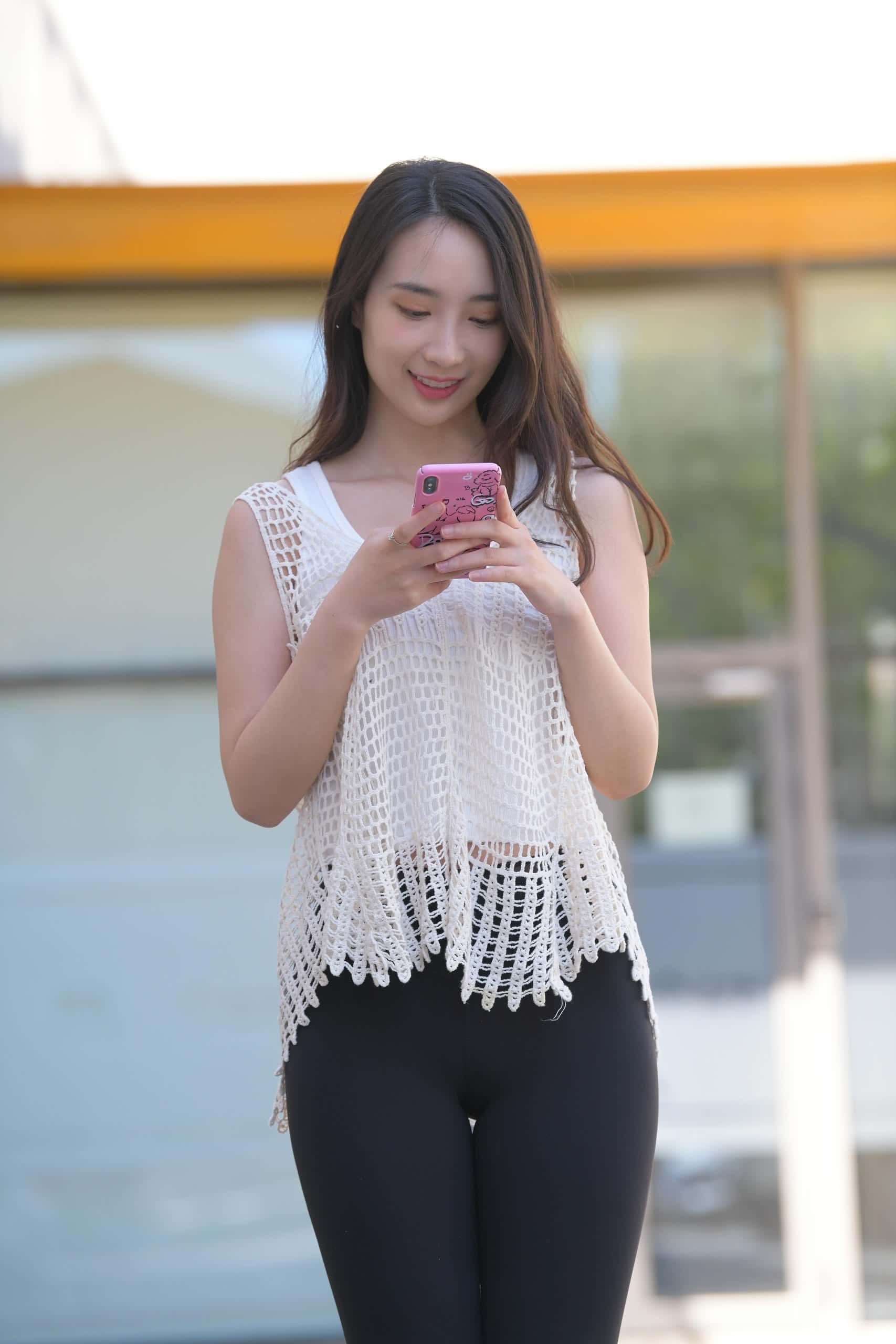 图片[2]-阳光下玩自拍的瑜伽裤姑娘【656P】J3341-影集库