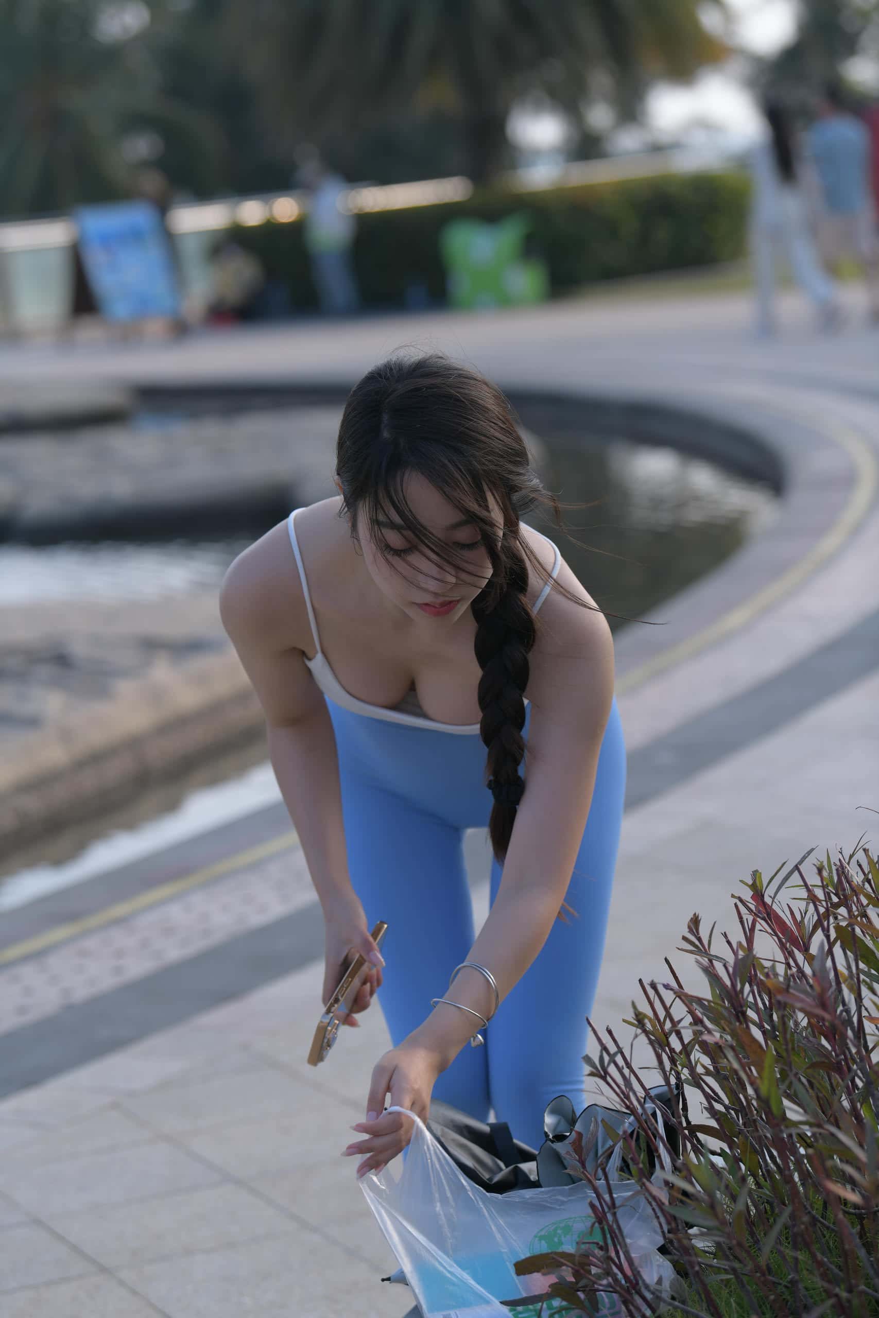 图片[1]-出门游玩的蓝色瑜伽裤妹子【591P】J6087-影集库