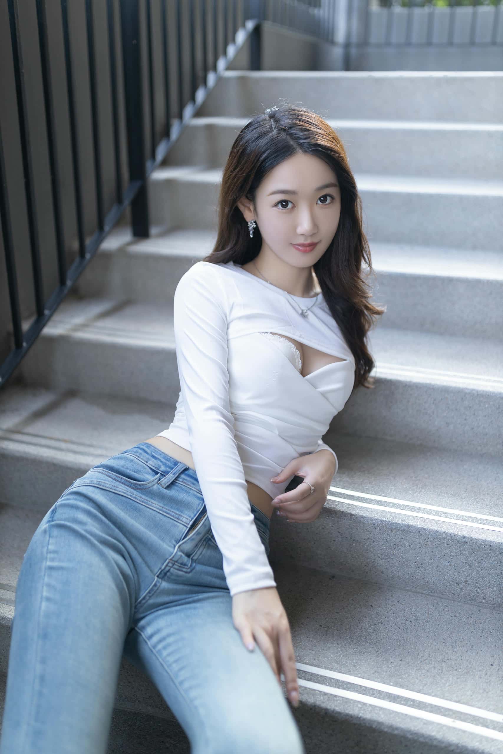 图片[1]-唐安琪 – 户外牛仔裤写真 【40P】P25226-影集库